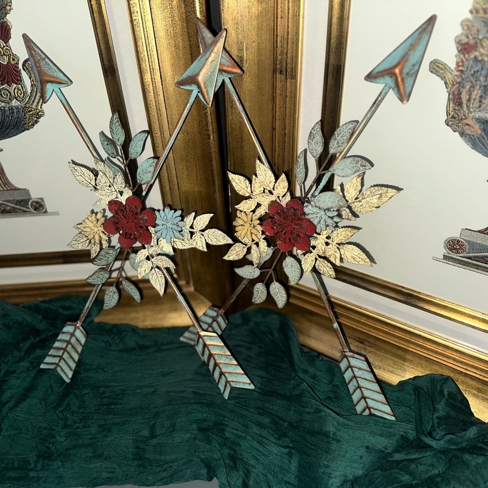 Crossed arrows metal wall decor